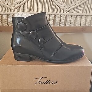 Trotters- ankle bootie